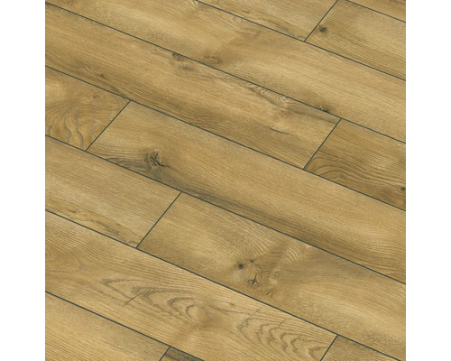 Pardoseală laminată montată cu aspect de lemn.