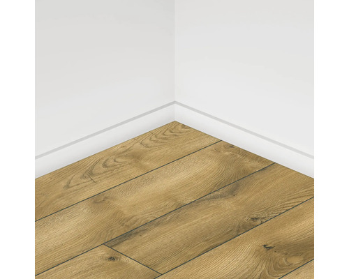 Parchet laminat montat în colțul camerei