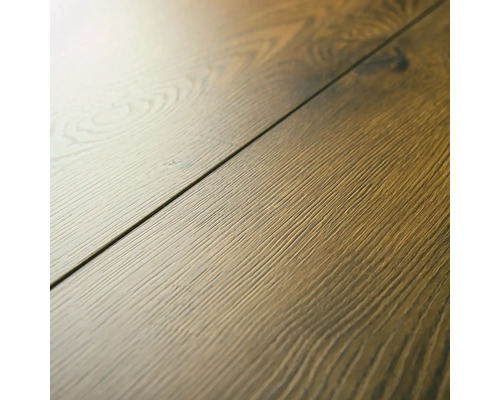 Prim-plan cu panouri de parchet laminat montate.