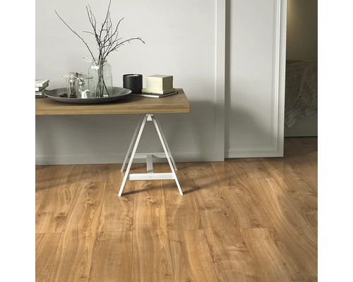 Interior cu podea laminată cu aspect de lemn, masă și decorațiuni