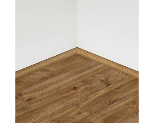 Colț cu podea laminată și plintă de sfert de cerc asortată