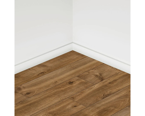 Laminat montat într-o cameră luminoasă.