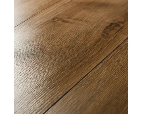 Prim-plan cu podea laminată cu structură de lemn