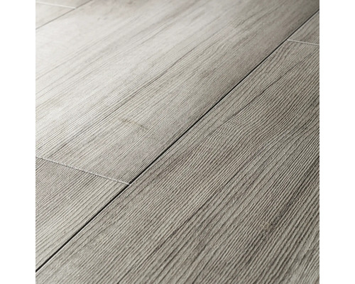 Plăci de pardoseală cu structură lemnoasă montate