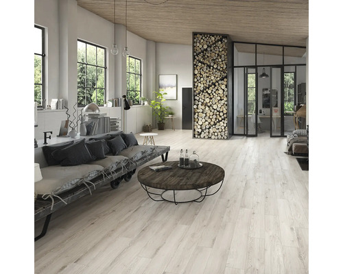 Cameră de zi luminoasă cu canapea, măsuță de cafea și podea din lemn