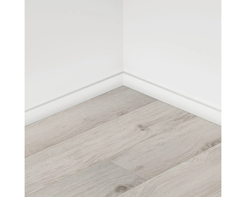 Colț de cameră cu podea laminată și plinte