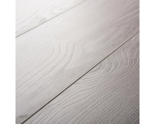 Prim-plan cu podea laminată deschisă la culoare