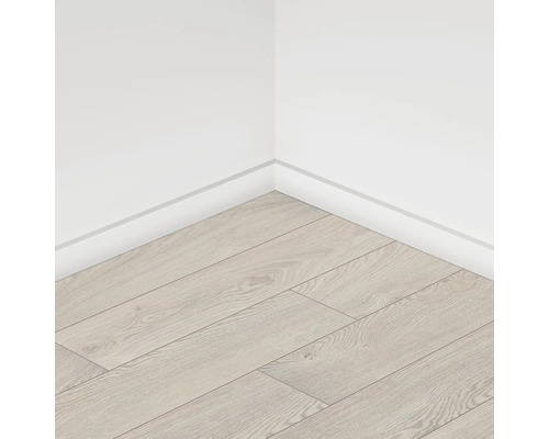 Colț de cameră cu podea laminată și plinte