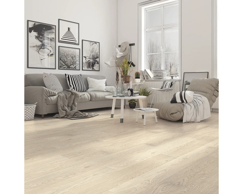 Cameră de zi cu podea din lemn deschis, canapea și fereastră