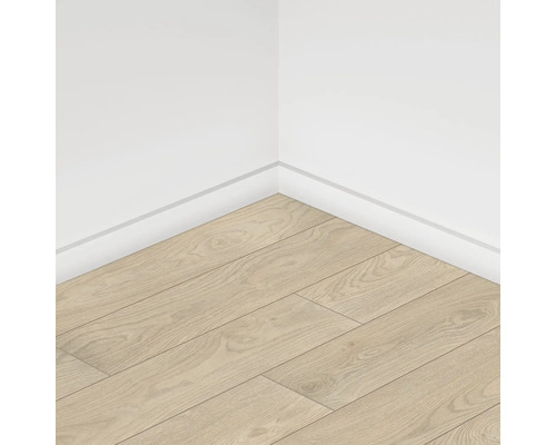 Pardoseală laminată de culoare deschisă, cu aspect de lemn, într-un colț de cameră