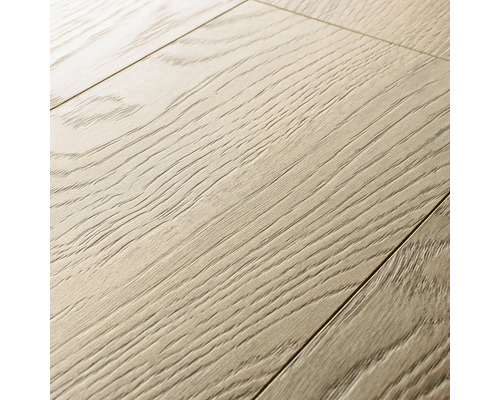 Prim-plan cu podea laminată cu aspect de lemn