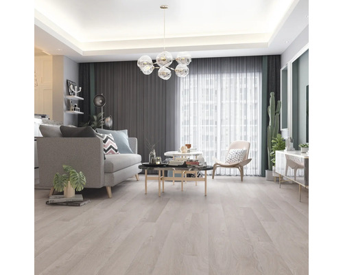 Cameră de zi luminoasă cu canapea, masă și perdele