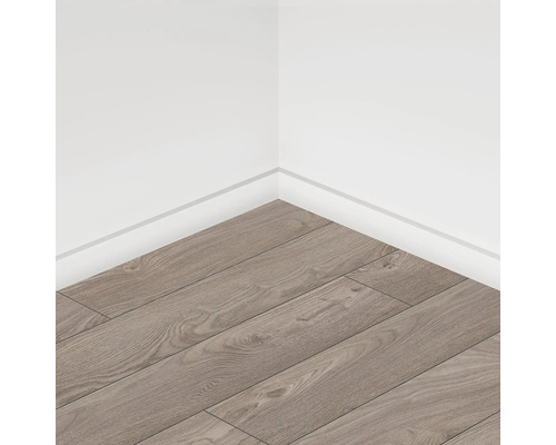 Pardoseală laminată montată într-o cameră.