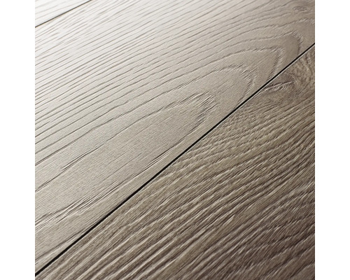 Prim-plan cu podea laminată cu structură lemnoasă