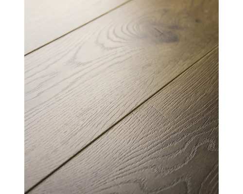 Prim-plan cu podea laminată cu granulație de lemn