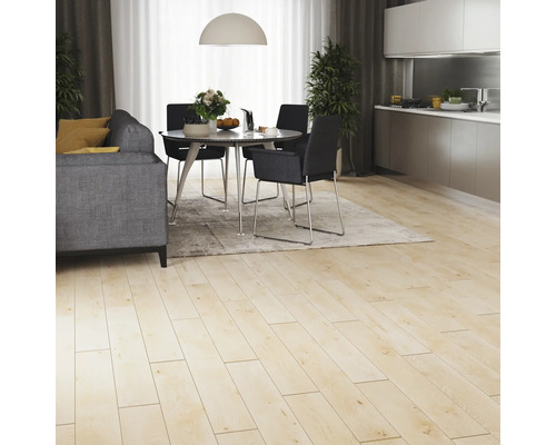 Cameră de zi luminoasă cu podea din lemn, zonă de luat masa și canapea gri