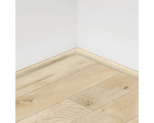 Colțul unei camere cu podea laminată și plinte