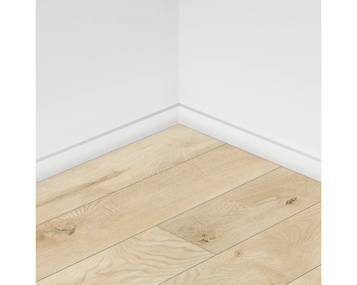 Vedere din colț a unei camere cu podea din lemn deschis la culoare și plinte albe