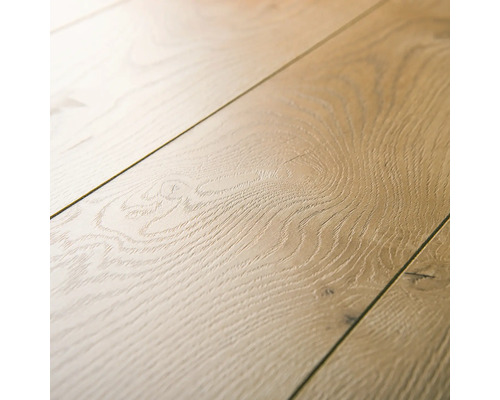 Prim-plan cu podea laminată cu granulație de lemn