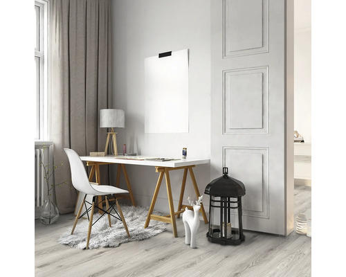 Spațiu de lucru luminos cu birou, scaun, lampă și decorațiuni