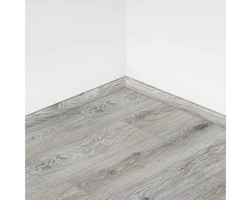 Colț cu podea laminată și plintă