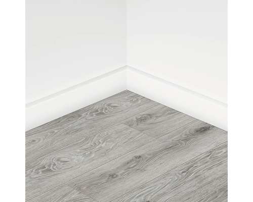 Colț de cameră cu podea laminată cu aspect de lemn și plinte