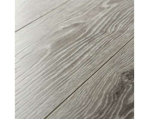 Prim-plan cu podea laminată cu textură de lemn