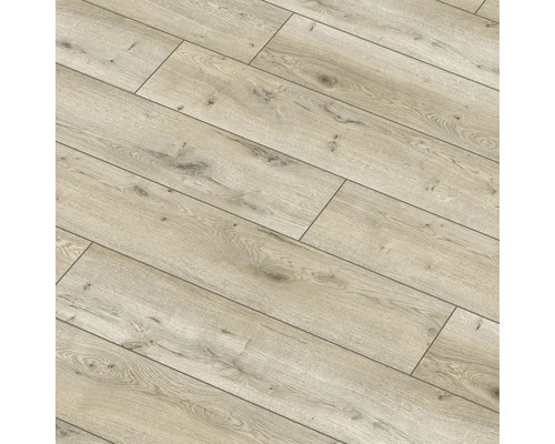 Parchet laminat montat cu aspect de lemn.