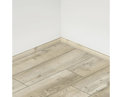 Pardoseală laminată montată cu plintă pe un perete