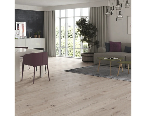 Cameră de zi cu masă de sufragerie, canapea și podea din lemn deschis la culoare