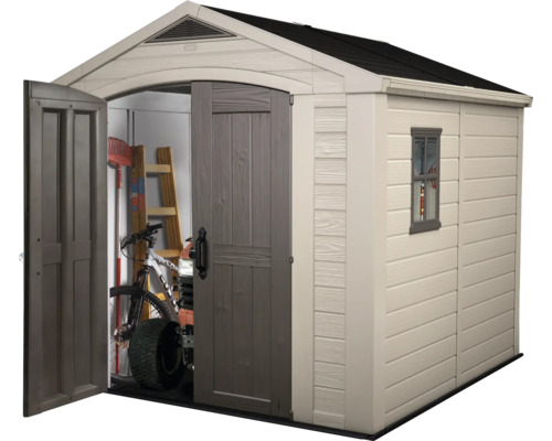 Magazie de grădină cu ușă deschisă și fereastră, care conține o bicicletă și unelte de grădină