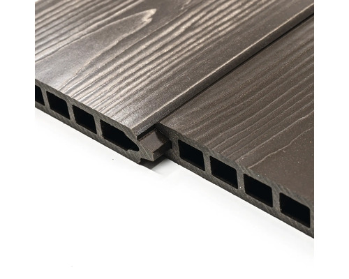 Scânduri de terasă WPC închise la culoare cu sistem de canelură și feder