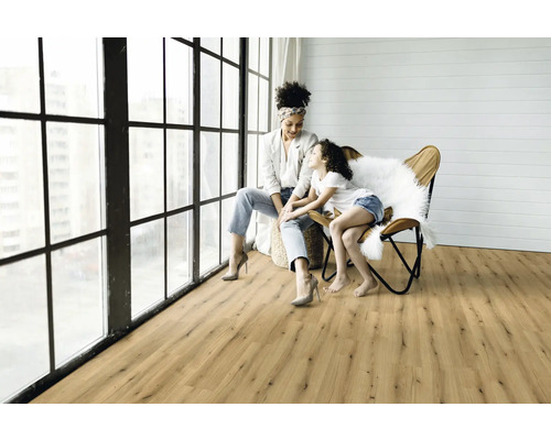 Living luminos cu podea din lemn și mamă cu copil la fereastră