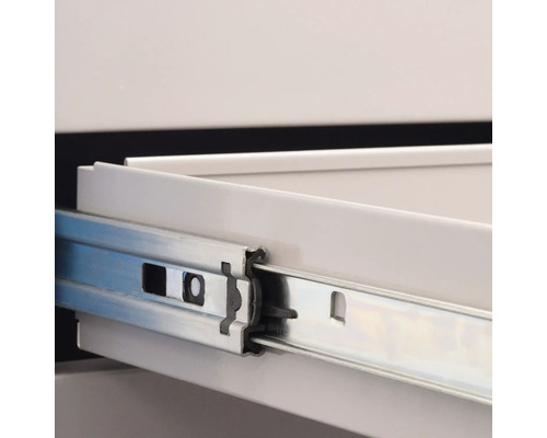 Prim-plan cu un extractor de sertar metalic