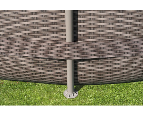 Prim-plan cu o piscină cu placare din ratan și piloni de susținere pe un gazon