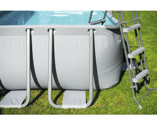 Piscină supraterană cu scară pe gazon