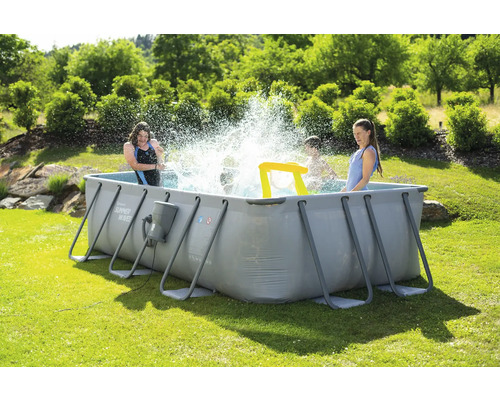 Piscină supraterană cu cadru din oțel în grădină cu persoane care se joacă