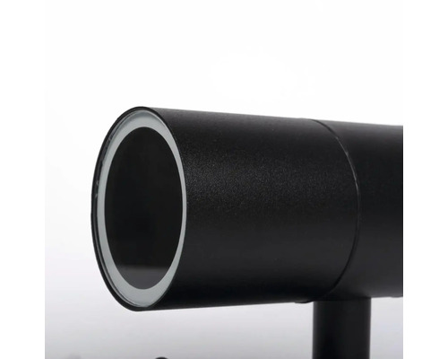 Prim-plan cu o lampă de exterior neagră.