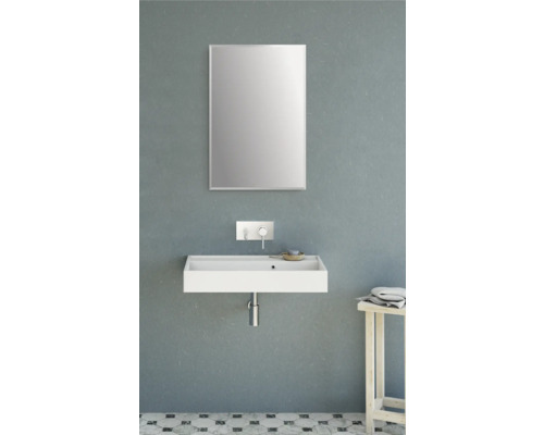 Baie cu lavoar, robinet și oglindă