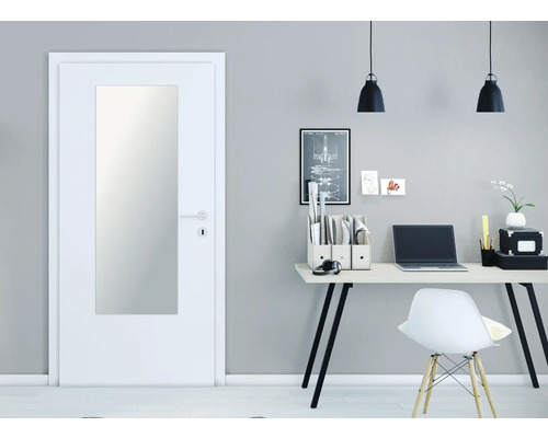 Scenă luminoasă de birou cu o ușă interioară cu inserție de sticlă