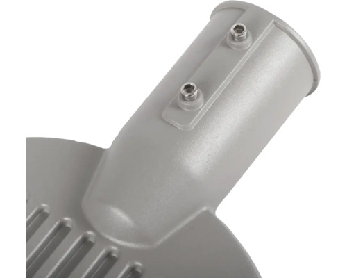 Prim-plan cu un stâlp de iluminat stradal cu fixare