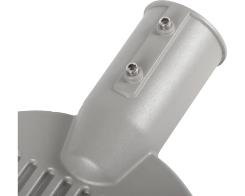 Prim-plan cu un stâlp de iluminat stradal cu elemente de fixare