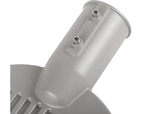 Prim-plan al unui stâlp de iluminat stradal cu fixare