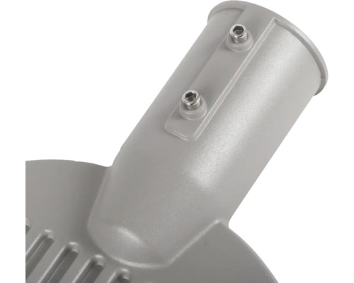 Prim-plan al unui stâlp de iluminat stradal cu elemente de fixare