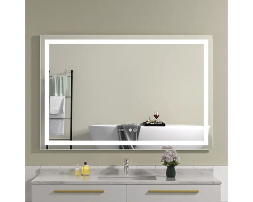 Oglindă LED dreptunghiulară deasupra unei chiuvete într-o baie.