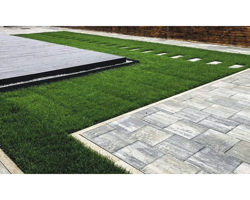 Grădină amenajată cu terasă, gazon și alee de piatră