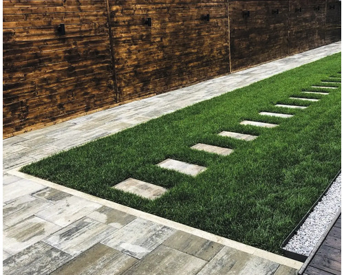 Grădină cu gard din lemn, gazon și potecă din plăci de piatră