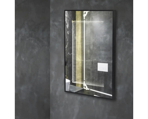 Oglindă dreptunghiulară cu iluminare în baie.