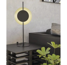 Lampă de masă modernă pe o măsuță laterală lângă o canapea