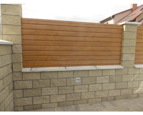 Gard de intimitate din lemn și piatră